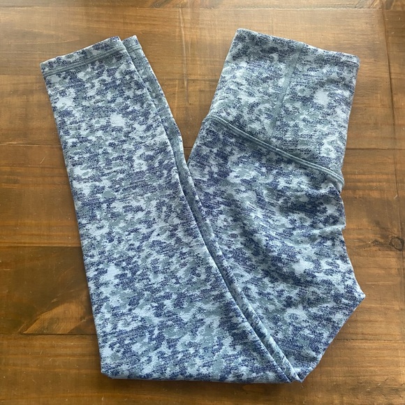 Athleta Elation Textured 7/8 Tight-Meadow Snowfall Blue Camouflauge-Size XS - Picture 5 of 11